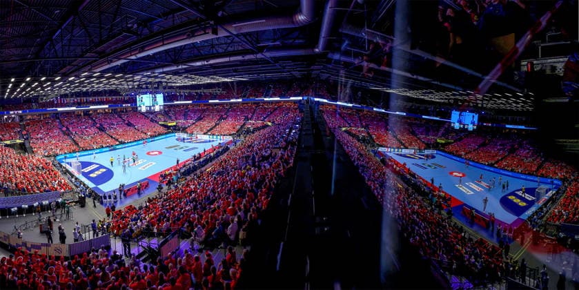 24.01.2026, Handball, Men s EHF EURO 2026, Dänemark -Spanien, Jyske Bank Boxen in Herning, Dänemark, Main Round: Übersichtsbild Übersicht Zuschauer Besucher Spielfeld voll Handballfans Zuschauerzahl Location, Spielstätte Innenansicht Innen Übersichtsfoto Sportstätte Dänemark