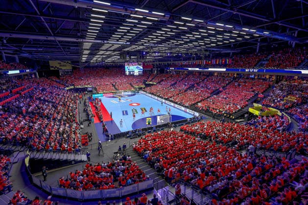 24.01.2026, Handball, Men s EHF EURO 2026, Dänemark -Spanien, Jyske Bank Boxen in Herning, Dänemark, Main Round: Übersichtsbild Übersicht Zuschauer Besucher Spielfeld voll Handballfans Zuschauerzahl Location, Spielstätte Innenansicht Innen Übersichtsfoto Sportstätte Dänemark