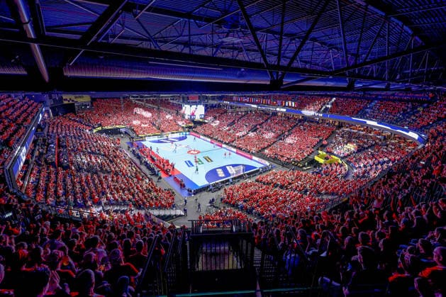 24.01.2026, Handball, Men s EHF EURO 2026, Dänemark -Spanien, Jyske Bank Boxen in Herning, Dänemark, Main Round: Übersichtsbild Übersicht Zuschauer Besucher Spielfeld voll Handballfans Zuschauerzahl Location, Spielstätte Innenansicht Innen Übersichtsfoto Sportstätte Dänemark