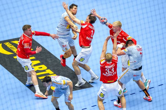 24.01.2026, Handball, Men s EHF EURO 2026, Dänemark -Spanien, Jyske Bank Boxen in Herning, Dänemark, Main Round: Daniel Dujshebaev Dovichebaeva (Espania 24) im Zweikampf gegen Lasse Bredekjaer Andersson (Denmark 28) Niclas Vest Kirkelokke (Denmark 03) Emil Siersbaek Bergholt (Denmark 33) Dänemark