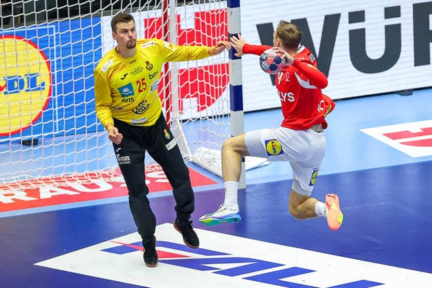 24.01.2026, Handball, Men s EHF EURO 2026, Dänemark -Spanien, Jyske Bank Boxen in Herning, Dänemark, Main Round: Mathias Gidsel (Denmark 19) wirft auf das Tor von Sergey Hernandez Ferrer (Espania 25) Dänemark