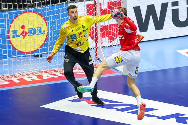 24.01.2026, Handball, Men s EHF EURO 2026, Dänemark -Spanien, Jyske Bank Boxen in Herning, Dänemark, Main Round: Mathias Gidsel (Denmark 19) wirft auf das Tor von Sergey Hernandez Ferrer (Espania 25) Dänemark