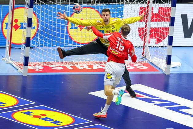 24.01.2026, Handball, Men s EHF EURO 2026, Dänemark -Spanien, Jyske Bank Boxen in Herning, Dänemark, Main Round: Mathias Gidsel (Denmark 19) wirft auf das Tor von Sergey Hernandez Ferrer (Espania 25) Dänemark