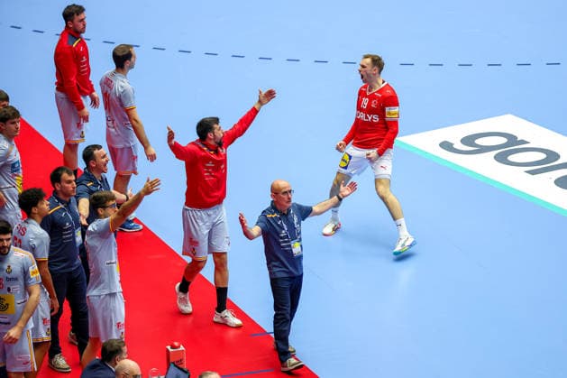 24.01.2026, Handball, Men s EHF EURO 2026, Dänemark -Spanien, Jyske Bank Boxen in Herning, Dänemark, Main Round: Mathias Gidsel (Denmark 19) jubelnd vor der Bank von Spanien Dänemark