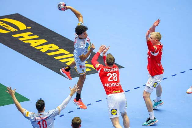 24.01.2026, Handball, Men s EHF EURO 2026, Dänemark -Spanien, Jyske Bank Boxen in Herning, Dänemark, Main Round: Marcos Fis Ballester (Espania 22) im Zweikampf gegen Lasse Bredekjaer Andersson (Denmark 28) Emil Siersbaek Bergholt (Denmark 33) Dänemark