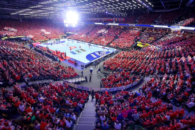 24.01.2026, Handball, Men s EHF EURO 2026, Dänemark -Spanien, Jyske Bank Boxen in Herning, Dänemark, Main Round: Übersichtsbild Übersicht Zuschauer Besucher Spielfeld voll Handballfans Zuschauerzahl Location, Spielstätte Innenansicht Innen Übersichtsfoto Sportstätte Dänemark