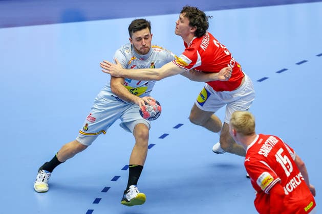 24.01.2026, Handball, Men s EHF EURO 2026, Dänemark -Spanien, Jyske Bank Boxen in Herning, Dänemark, Main Round: Jan Gurri Aregay (Espania 07) im Zweikampf gegen Niclas Vest Kirkelokke (Denmark 03) und Magnus Saugstrup Jensen (Denmark 15) Dänemark