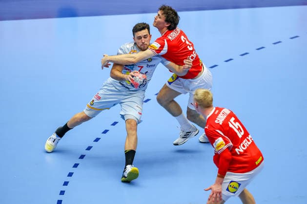 24.01.2026, Handball, Men s EHF EURO 2026, Dänemark -Spanien, Jyske Bank Boxen in Herning, Dänemark, Main Round: Jan Gurri Aregay (Espania 07) im Zweikampf gegen Niclas Vest Kirkelokke (Denmark 03) und Magnus Saugstrup Jensen (Denmark 15) Dänemark