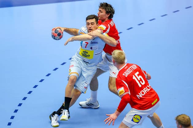 24.01.2026, Handball, Men s EHF EURO 2026, Dänemark -Spanien, Jyske Bank Boxen in Herning, Dänemark, Main Round: Jan Gurri Aregay (Espania 07) im Zweikampf gegen Niclas Vest Kirkelokke (Denmark 03) und Magnus Saugstrup Jensen (Denmark 15) Dänemark
