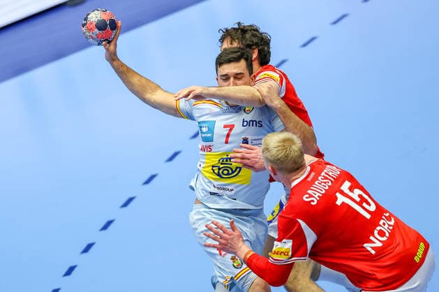 24.01.2026, Handball, Men s EHF EURO 2026, Dänemark -Spanien, Jyske Bank Boxen in Herning, Dänemark, Main Round: Jan Gurri Aregay (Espania 07) im Zweikampf gegen Niclas Vest Kirkelokke (Denmark 03) und Magnus Saugstrup Jensen (Denmark 15) Dänemark