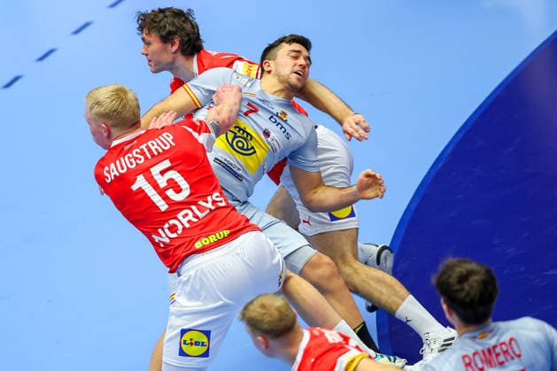 24.01.2026, Handball, Men s EHF EURO 2026, Dänemark -Spanien, Jyske Bank Boxen in Herning, Dänemark, Main Round: Jan Gurri Aregay (Espania 07) im Zweikampf gegen Niclas Vest Kirkelokke (Denmark 03) und Magnus Saugstrup Jensen (Denmark 15) Dänemark
