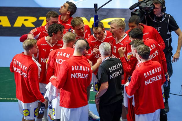24.01.2026, Handball, Men s EHF EURO 2026, Dänemark -Spanien, Jyske Bank Boxen in Herning, Dänemark, Main Round: Headcoach Nikolaj Jacobsen (Denmark hc) macht seiner Mannschaft eine Ansage in der Auszeit Dänemark