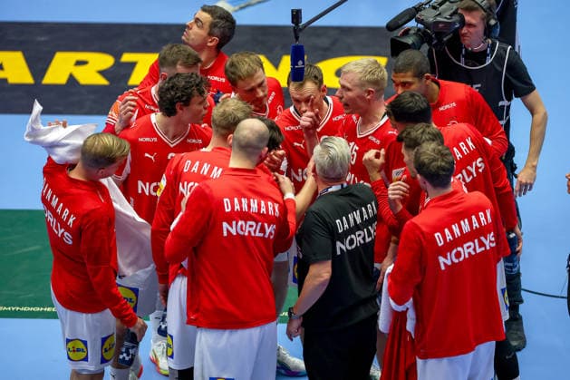 24.01.2026, Handball, Men s EHF EURO 2026, Dänemark -Spanien, Jyske Bank Boxen in Herning, Dänemark, Main Round: Headcoach Nikolaj Jacobsen (Denmark hc) macht seiner Mannschaft eine Ansage in der Auszeit Dänemark