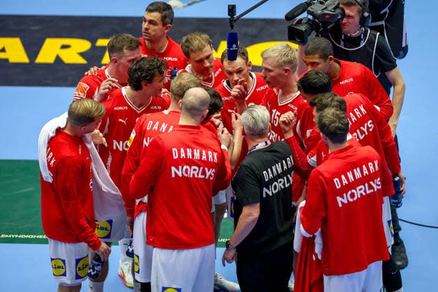 24.01.2026, Handball, Men s EHF EURO 2026, Dänemark -Spanien, Jyske Bank Boxen in Herning, Dänemark, Main Round: Headcoach Nikolaj Jacobsen (Denmark hc) macht seiner Mannschaft eine Ansage in der Auszeit Dänemark