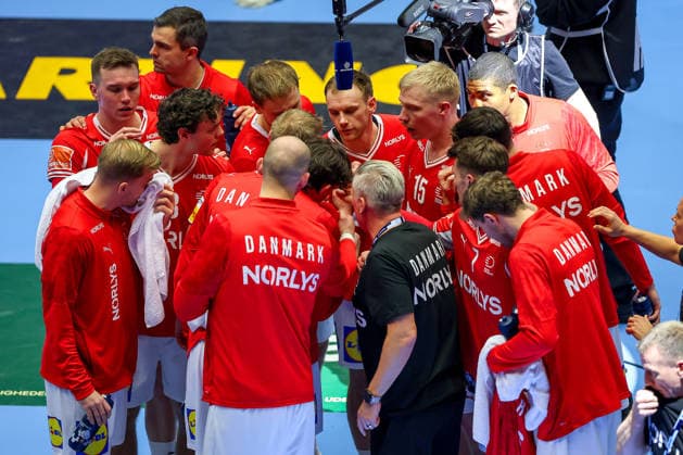24.01.2026, Handball, Men s EHF EURO 2026, Dänemark -Spanien, Jyske Bank Boxen in Herning, Dänemark, Main Round: Headcoach Nikolaj Jacobsen (Denmark hc) macht seiner Mannschaft eine Ansage in der Auszeit Dänemark