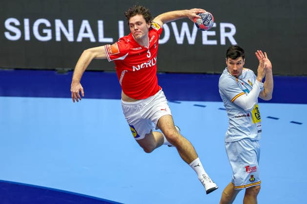 24.01.2026, Handball, Men s EHF EURO 2026, Dänemark -Spanien, Jyske Bank Boxen in Herning, Dänemark, Main Round: Niclas Vest Kirkelokke (Denmark 03) wirft auf das Tor Dänemark