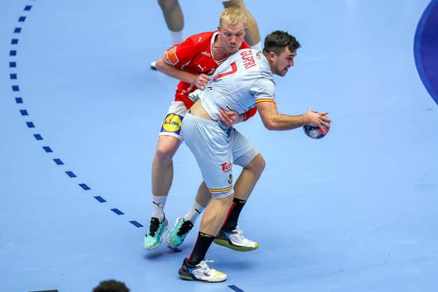 24.01.2026, Handball, Men s EHF EURO 2026, Dänemark -Spanien, Jyske Bank Boxen in Herning, Dänemark, Main Round: Jan Gurri Aregay (Espania 07) im Zweikampf gegen Magnus Saugstrup Jensen (Denmark 15) Dänemark