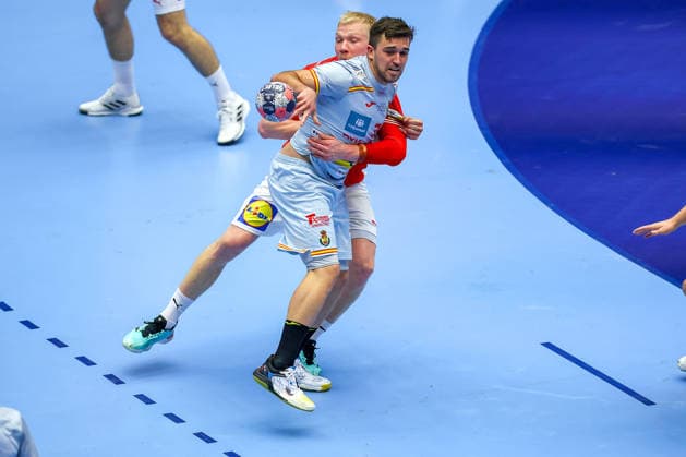 24.01.2026, Handball, Men s EHF EURO 2026, Dänemark -Spanien, Jyske Bank Boxen in Herning, Dänemark, Main Round: Jan Gurri Aregay (Espania 07) im Zweikampf gegen Magnus Saugstrup Jensen (Denmark 15) Dänemark