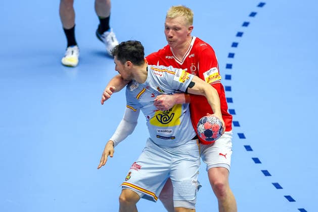 24.01.2026, Handball, Men s EHF EURO 2026, Dänemark -Spanien, Jyske Bank Boxen in Herning, Dänemark, Main Round: Alex Dujshebaev Dovichebaeva (Espania 10) im Zweikampf gegen Magnus Saugstrup Jensen (Denmark 15) Dänemark