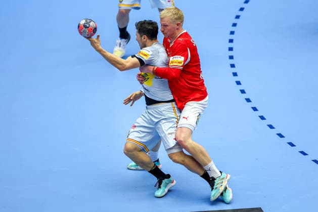 24.01.2026, Handball, Men s EHF EURO 2026, Dänemark -Spanien, Jyske Bank Boxen in Herning, Dänemark, Main Round: Alex Dujshebaev Dovichebaeva (Espania 10) im Zweikampf gegen Magnus Saugstrup Jensen (Denmark 15) Dänemark