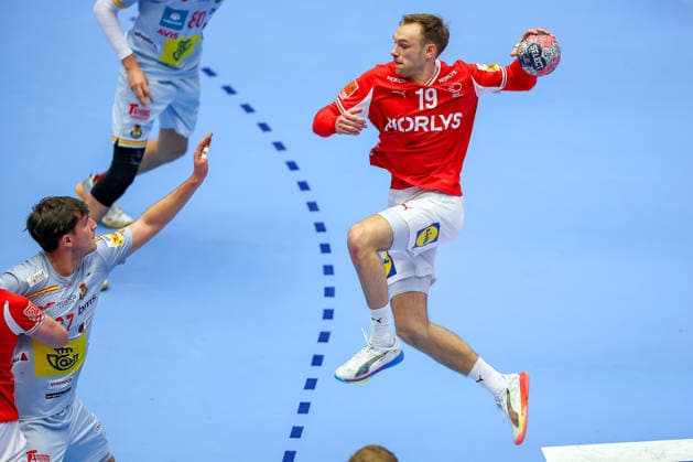 24.01.2026, Handball, Men s EHF EURO 2026, Dänemark -Spanien, Jyske Bank Boxen in Herning, Dänemark, Main Round: Mathias Gidsel (Denmark 19) wirft auf das Tor Dänemark