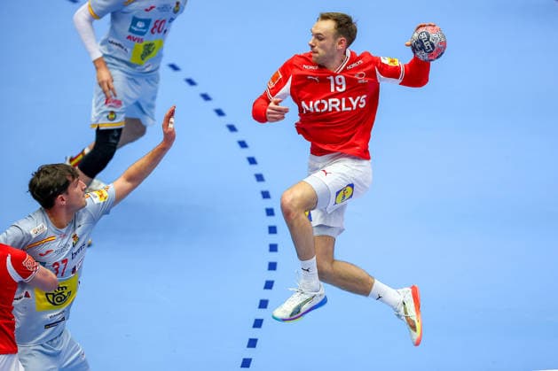24.01.2026, Handball, Men s EHF EURO 2026, Dänemark -Spanien, Jyske Bank Boxen in Herning, Dänemark, Main Round: Mathias Gidsel (Denmark 19) wirft auf das Tor Dänemark