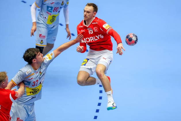 24.01.2026, Handball, Men s EHF EURO 2026, Dänemark -Spanien, Jyske Bank Boxen in Herning, Dänemark, Main Round: Mathias Gidsel (Denmark 19) wirft auf das Tor im Zweikampf gegen Victor Romero Holguin (Espania 37) Dänemark