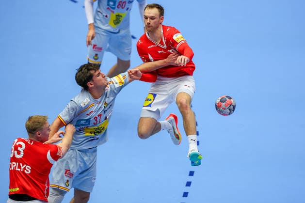24.01.2026, Handball, Men s EHF EURO 2026, Dänemark -Spanien, Jyske Bank Boxen in Herning, Dänemark, Main Round: Mathias Gidsel (Denmark 19) wirft auf das Tor im Zweikampf gegen Victor Romero Holguin (Espania 37) Dänemark
