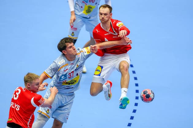 24.01.2026, Handball, Men s EHF EURO 2026, Dänemark -Spanien, Jyske Bank Boxen in Herning, Dänemark, Main Round: Mathias Gidsel (Denmark 19) wirft auf das Tor im Zweikampf gegen Victor Romero Holguin (Espania 37) Dänemark