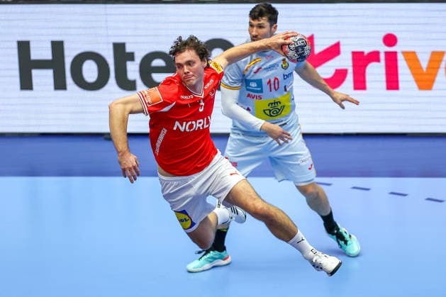 24.01.2026, Handball, Men s EHF EURO 2026, Dänemark -Spanien, Jyske Bank Boxen in Herning, Dänemark, Main Round: Niclas Vest Kirkelokke (Denmark 03) wirft auf das Tor Dänemark