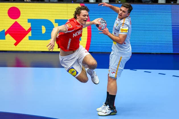 24.01.2026, Handball, Men s EHF EURO 2026, Dänemark -Spanien, Jyske Bank Boxen in Herning, Dänemark, Main Round: Niclas Vest Kirkelokke (Denmark 03) wirft auf das Tor Dänemark