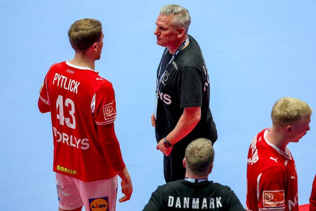 24.01.2026, Handball, Men s EHF EURO 2026, Dänemark -Spanien, Jyske Bank Boxen in Herning, Dänemark, Main Round: Simon Bogetoft Pytlick (Denmark 43) neben Headcoach Nikolaj Jacobsen (Denmark hc) Dänemark
