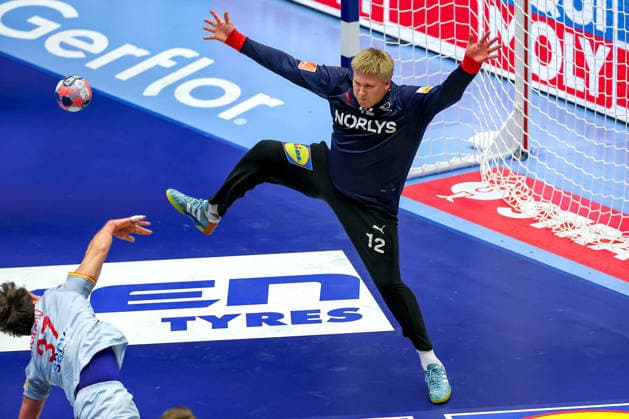 24.01.2026, Handball, Men s EHF EURO 2026, Dänemark -Spanien, Jyske Bank Boxen in Herning, Dänemark, Main Round: Emil Nielsen (Denmark 12) verteidigt das Tor gegen Victor Romero Holguin (Espania 37) Dänemark