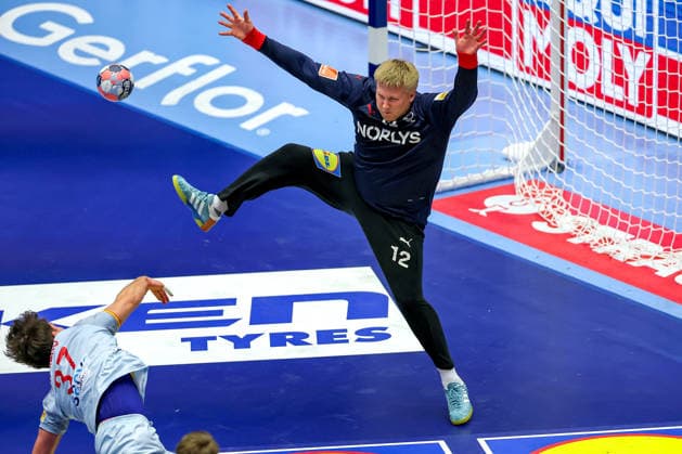 24.01.2026, Handball, Men s EHF EURO 2026, Dänemark -Spanien, Jyske Bank Boxen in Herning, Dänemark, Main Round: Emil Nielsen (Denmark 12) verteidigt das Tor gegen Victor Romero Holguin (Espania 37) Dänemark