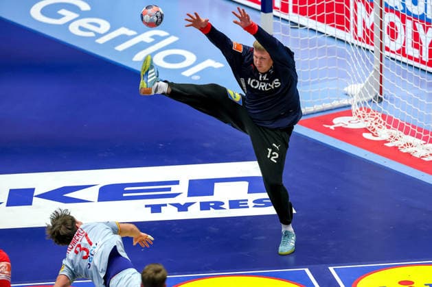24.01.2026, Handball, Men s EHF EURO 2026, Dänemark -Spanien, Jyske Bank Boxen in Herning, Dänemark, Main Round: Emil Nielsen (Denmark 12) verteidigt das Tor gegen Victor Romero Holguin (Espania 37) Dänemark