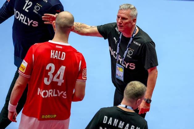 24.01.2026, Handball, Men s EHF EURO 2026, Dänemark -Spanien, Jyske Bank Boxen in Herning, Dänemark, Main Round: Headcoach Nikolaj Jacobsen (Denmark hc) gestikulierend am Spielfeldrand neben Simon Hald Jensen (Denmark 34) Dänemark