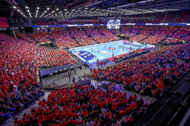 24.01.2026, Handball, Men s EHF EURO 2026, Dänemark -Spanien, Jyske Bank Boxen in Herning, Dänemark, Main Round: Übersichtsbild Übersicht Zuschauer Besucher Spielfeld voll Handballfans Zuschauerzahl Location, Spielstätte Innenansicht Innen Übersichtsfoto Sportstätte Dänemark