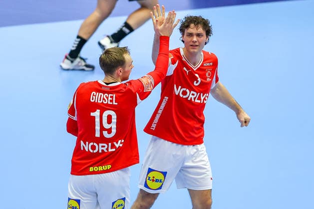 24.01.2026, Handball, Men s EHF EURO 2026, Dänemark -Spanien, Jyske Bank Boxen in Herning, Dänemark, Main Round: Mathias Gidsel (Denmark 19) jubelnd neben Niclas Vest Kirkelokke (Denmark 03) Dänemark