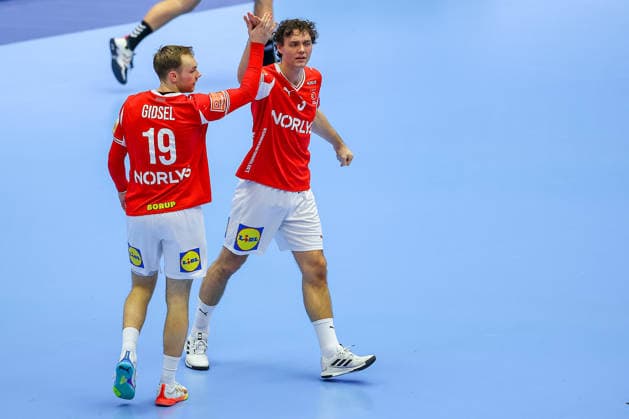 24.01.2026, Handball, Men s EHF EURO 2026, Dänemark -Spanien, Jyske Bank Boxen in Herning, Dänemark, Main Round: Mathias Gidsel (Denmark 19) jubelnd neben Niclas Vest Kirkelokke (Denmark 03) Dänemark