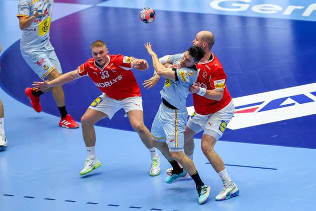 24.01.2026, Handball, Men s EHF EURO 2026, Dänemark -Spanien, Jyske Bank Boxen in Herning, Dänemark, Main Round: Alex Dujshebaev Dovichebaeva (Espania 10) im Zweikampf gegen Emil Siersbaek Bergholt (Denmark 33) Simon Hald Jensen (Denmark 34) Dänemark
