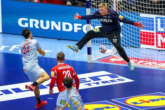 24.01.2026, Handball, Men s EHF EURO 2026, Dänemark -Spanien, Jyske Bank Boxen in Herning, Dänemark, Main Round: Daniel Dujshebaev Dovichebaeva (Espania 24) wirft auf das Tor von Emil Nielsen (Denmark 12) Dänemark