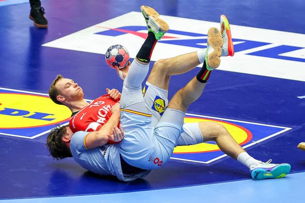 24.01.2026, Handball, Men s EHF EURO 2026, Dänemark -Spanien, Jyske Bank Boxen in Herning, Dänemark, Main Round: Mathias Gidsel (Denmark 19) wird von Victor Romero Holguin (Espania 37) zu Boden gezogen Dänemark