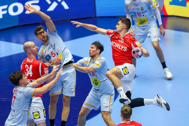24.01.2026, Handball, Men s EHF EURO 2026, Dänemark -Spanien, Jyske Bank Boxen in Herning, Dänemark, Main Round: Mads Hoxer Hangaard (Denmark 38) wirft über die Abwehr von Antonio Serradilla Cuenca (Espania 05) Victor Romero Holguin (Espania 37) Daniel Dujshebaev Dovichebaeva (Espania 24) Dänemark