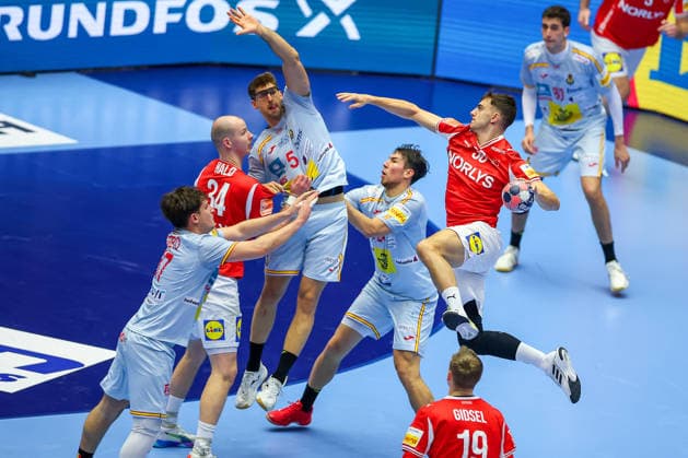 24.01.2026, Handball, Men s EHF EURO 2026, Dänemark -Spanien, Jyske Bank Boxen in Herning, Dänemark, Main Round: Mads Hoxer Hangaard (Denmark 38) wirft über die Abwehr von Antonio Serradilla Cuenca (Espania 05) Victor Romero Holguin (Espania 37) Daniel Dujshebaev Dovichebaeva (Espania 24) Dänemark
