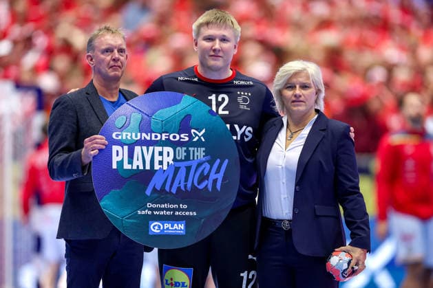 24.01.2026, Handball, Men s EHF EURO 2026, Dänemark -Spanien, Jyske Bank Boxen in Herning, Dänemark, Main Round: Player of the Match Ehrung Auszeichnung Emil Nielsen (Denmark 12) Dänemark *** 24 01 2026, Handball, Men s EHF EURO 2026, Denmark Spain, Jyske Bank Boxen in Herning, Denmark, Main Round Player of the Match Award Award Emil Nielsen Denmark 12 Denmark