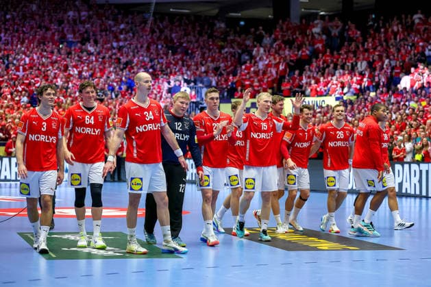 24.01.2026, Handball, Men s EHF EURO 2026, Dänemark -Spanien, Jyske Bank Boxen in Herning, Dänemark, Main Round: Abschlussjubel nach dem Sieg Dänemarks gegen Spanien. Niclas Vest Kirkelokke (Denmark 03) Lasse Kjaer Moller (Denmark 64) Simon Hald Jensen (Denmark 34) Emil Nielsen (Denmark 12) Lasse Bredekjaer Andersson (Denmark 28) Magnus Saugstrup Jensen (Denmark 15) Emil Jakobsen (Denmark 07) Johan a Plogv Hansen (Denmark 26) Dänemark