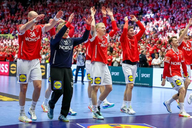 24.01.2026, Handball, Men s EHF EURO 2026, Dänemark -Spanien, Jyske Bank Boxen in Herning, Dänemark, Main Round: Abschlussjubel nach dem Sieg Dänemarks gegen Spanien. Simon Hald Jensen (Denmark 34) Emil Nielsen (Denmark 12) Magnus Saugstrup Jensen (Denmark 15) Emil Jakobsen (Denmark 07) Dänemark