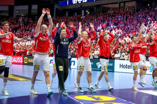 24.01.2026, Handball, Men s EHF EURO 2026, Dänemark -Spanien, Jyske Bank Boxen in Herning, Dänemark, Main Round: Abschlussjubel nach dem Sieg Dänemarks gegen Spanien. Simon Hald Jensen (Denmark 34) Emil Nielsen (Denmark 12) Magnus Saugstrup Jensen (Denmark 15) Emil Jakobsen (Denmark 07) Dänemark