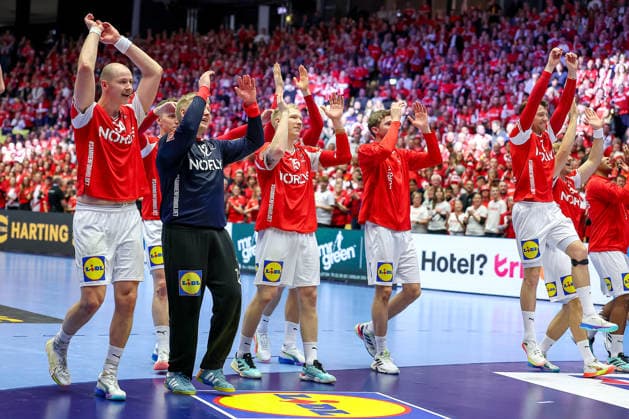 24.01.2026, Handball, Men s EHF EURO 2026, Dänemark -Spanien, Jyske Bank Boxen in Herning, Dänemark, Main Round: Abschlussjubel nach dem Sieg Dänemarks gegen Spanien. Simon Hald Jensen (Denmark 34) Emil Nielsen (Denmark 12) Magnus Saugstrup Jensen (Denmark 15) Emil Jakobsen (Denmark 07) Dänemark