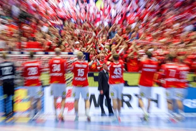 24.01.2026, Handball, Men s EHF EURO 2026, Dänemark -Spanien, Jyske Bank Boxen in Herning, Dänemark, Main Round: Abschlussjubel nach dem Sieg Dänemarks gegen Spanien. Dynamic Feature of the Spectators on the grandstand Dänemark